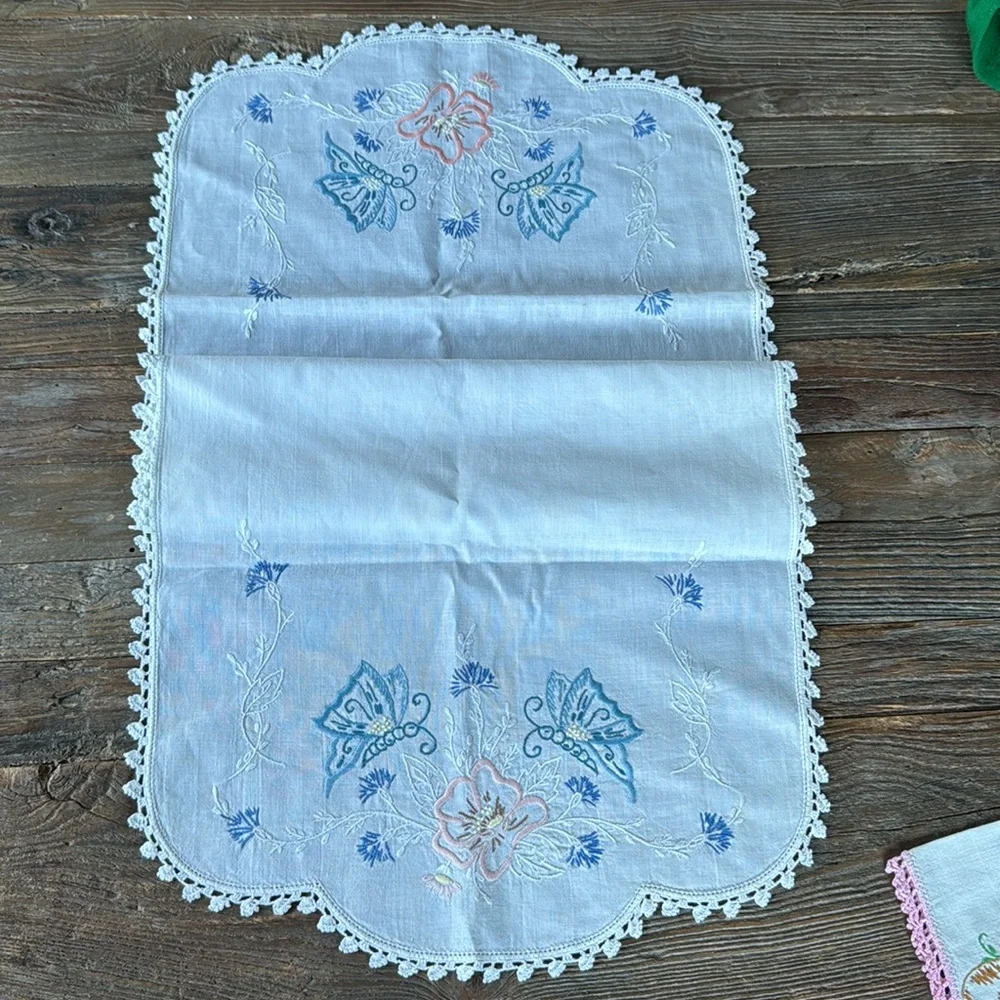 Bundle linen embroidered table runner and crochet trimmed hankey EVC‎